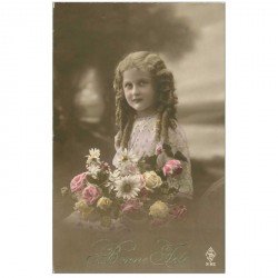 carte postale ancienne BONNE FETE. Fillette avec Fleurs