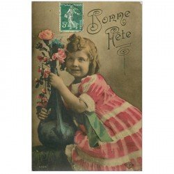 carte postale ancienne BONNE FETE. Fillette et Roses en vase 1909