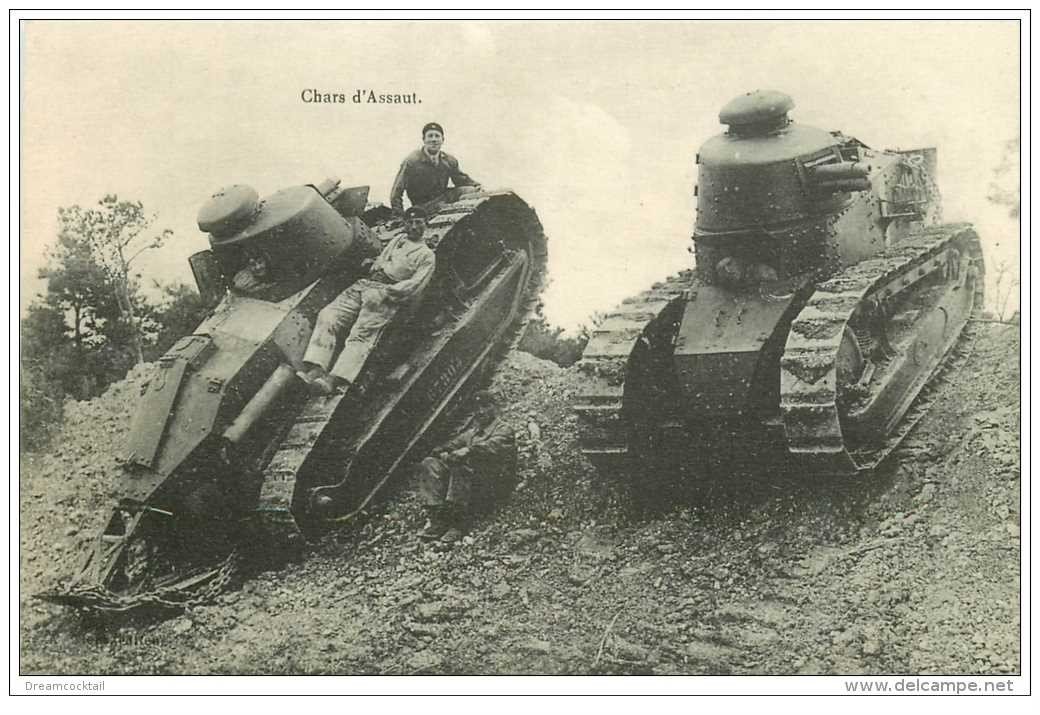 carte postale ancienne CHAR D'ASSAUT. Tank avec Militaires dessus 1923