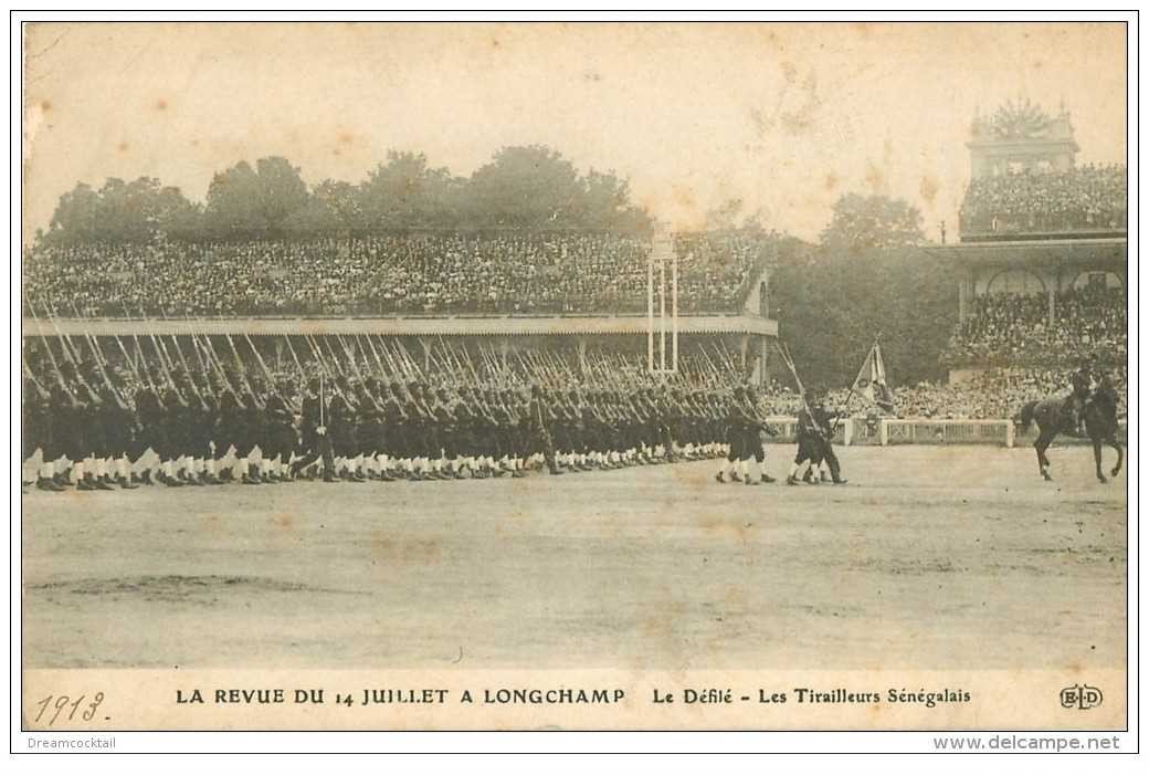 carte postale ancienne DEFILE A LONGCHAMP 1913. Les Tirailleurs Sénégalais. Armée et Militaires
