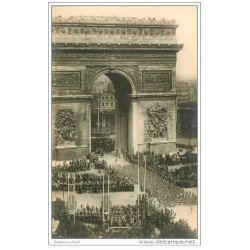carte postale ancienne FETES DE LA VICTOIRE 1919. Défilé de l'Armée sous l'Arc de Triomphe