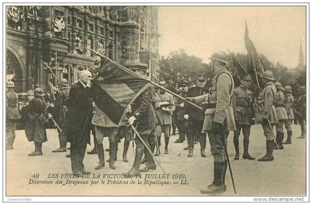 carte postale ancienne FETES VICTOIRE 1919. Décoration des Drapeaux par le Président. Armée et Militaires