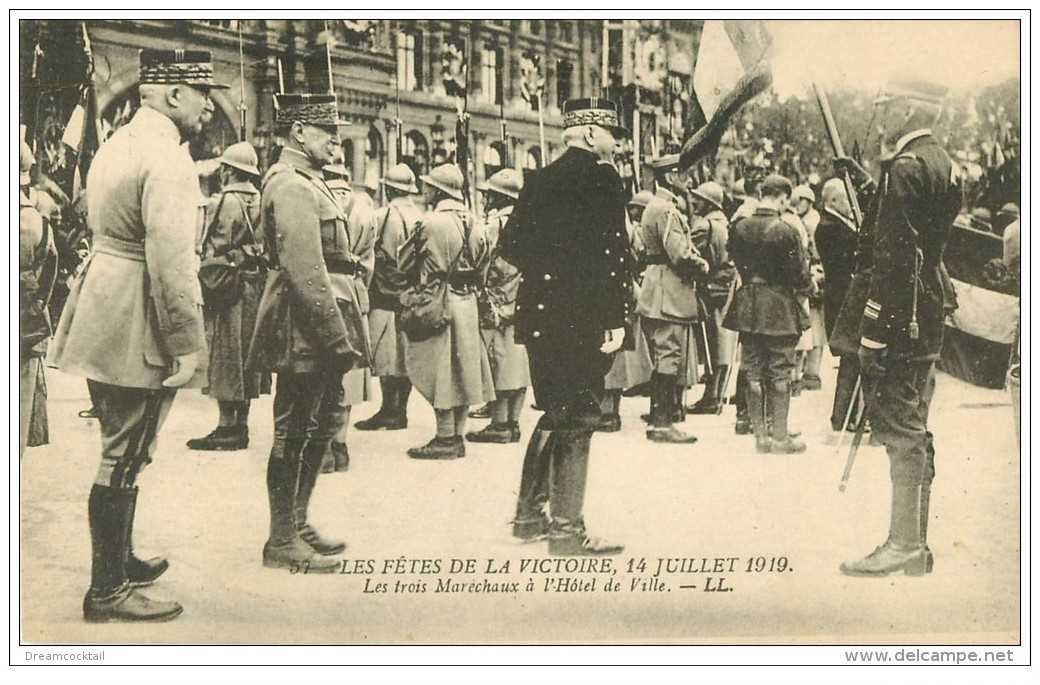 carte postale ancienne FETES VICTOIRE 1919. Les Trois Maréchaux à Hôtel de Ville. Armée et Militaires