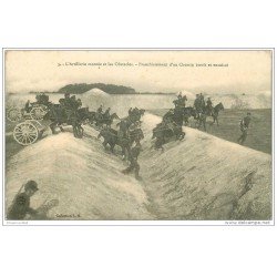 carte postale ancienne GUERRE 1914-18. Artillerie montée et Obstacles. Franchissement d'un Chemin étroit. Canons et Chevaux