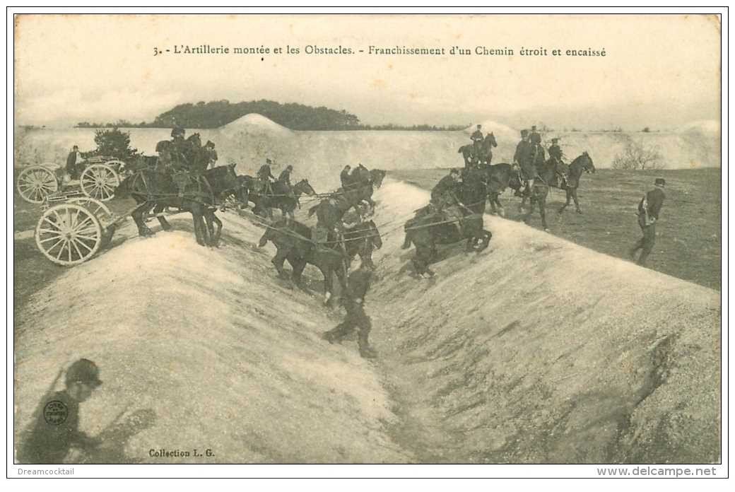 carte postale ancienne GUERRE 1914-18. Artillerie montée et Obstacles. Franchissement d'un Chemin étroit. Canons et Chevaux