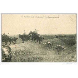 carte postale ancienne GUERRE 1914-18. Artillerie montée et Obstacles. Franchissement d'un talus. Canons et Chevaux