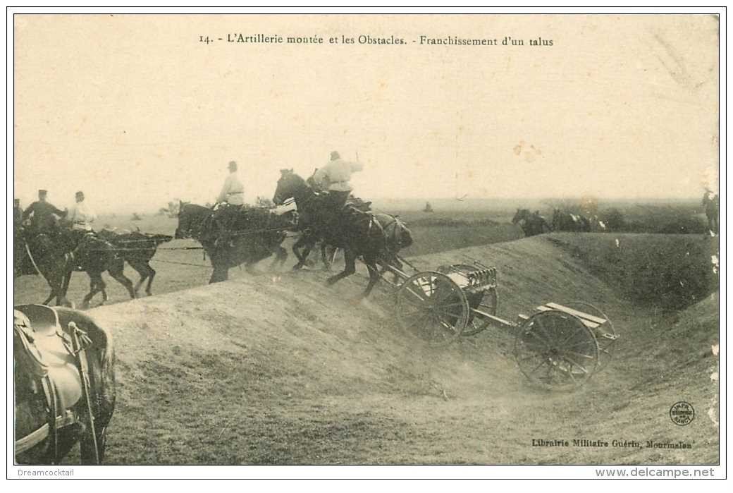 carte postale ancienne GUERRE 1914-18. Artillerie montée et Obstacles. Franchissement d'un talus. Canons et Chevaux