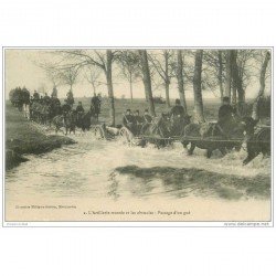 carte postale ancienne GUERRE 1914-18. Artillerie montée et Obstacles. Passage d'un Gué. Canons et Chevaux