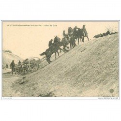 carte postale ancienne GUERRE 1914-18. Artillerie montée et Obstacles. Sortie du Fossé. Canons et Chevaux