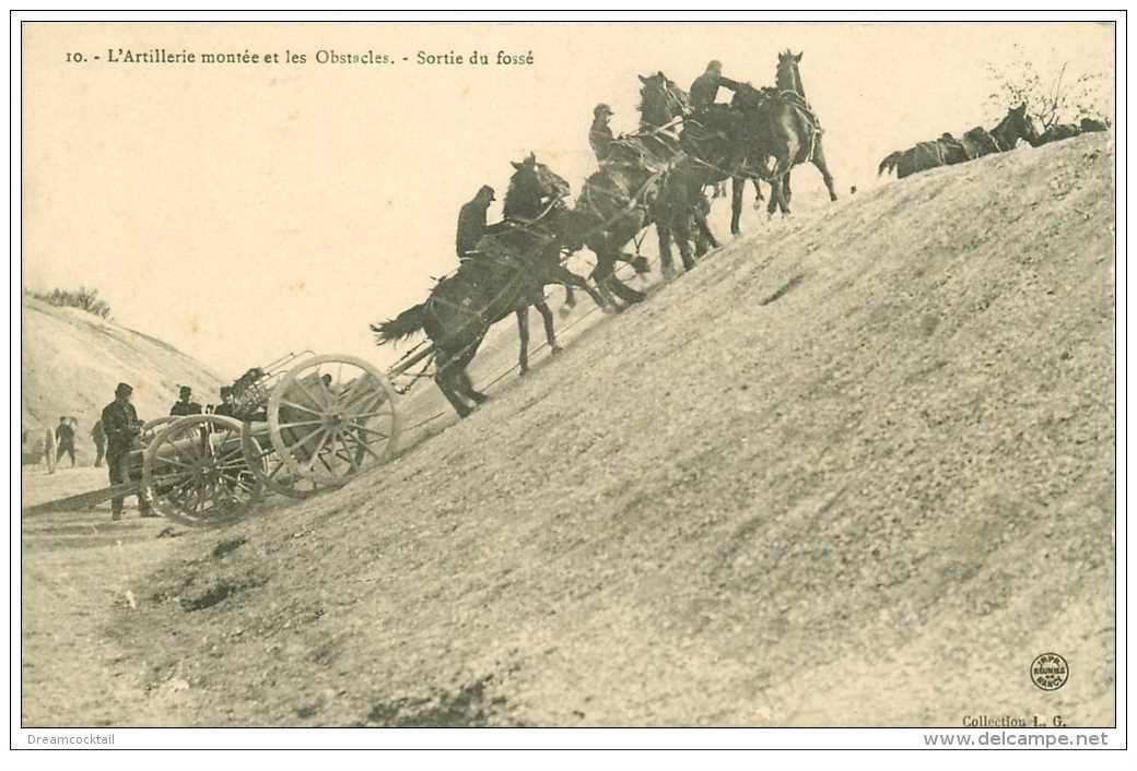 carte postale ancienne GUERRE 1914-18. Artillerie montée et Obstacles. Sortie du Fossé. Canons et Chevaux