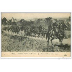 carte postale ancienne GUERRE 1914-18. Artillerie montée sur la Route. Cavaliers et Canons