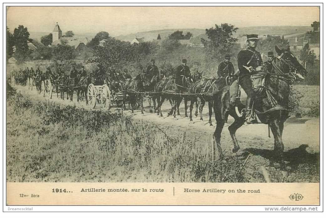 carte postale ancienne GUERRE 1914-18. Artillerie montée sur la Route. Cavaliers et Canons