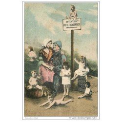carte postale ancienne GUERRE 1914-18. Attention pente dangereuse. Poilu et Bébés