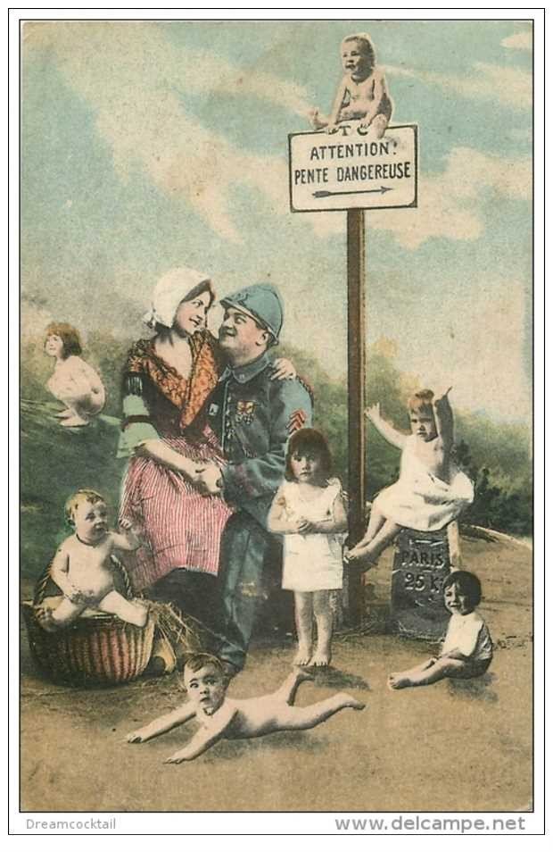 carte postale ancienne GUERRE 1914-18. Attention pente dangereuse. Poilu et Bébés