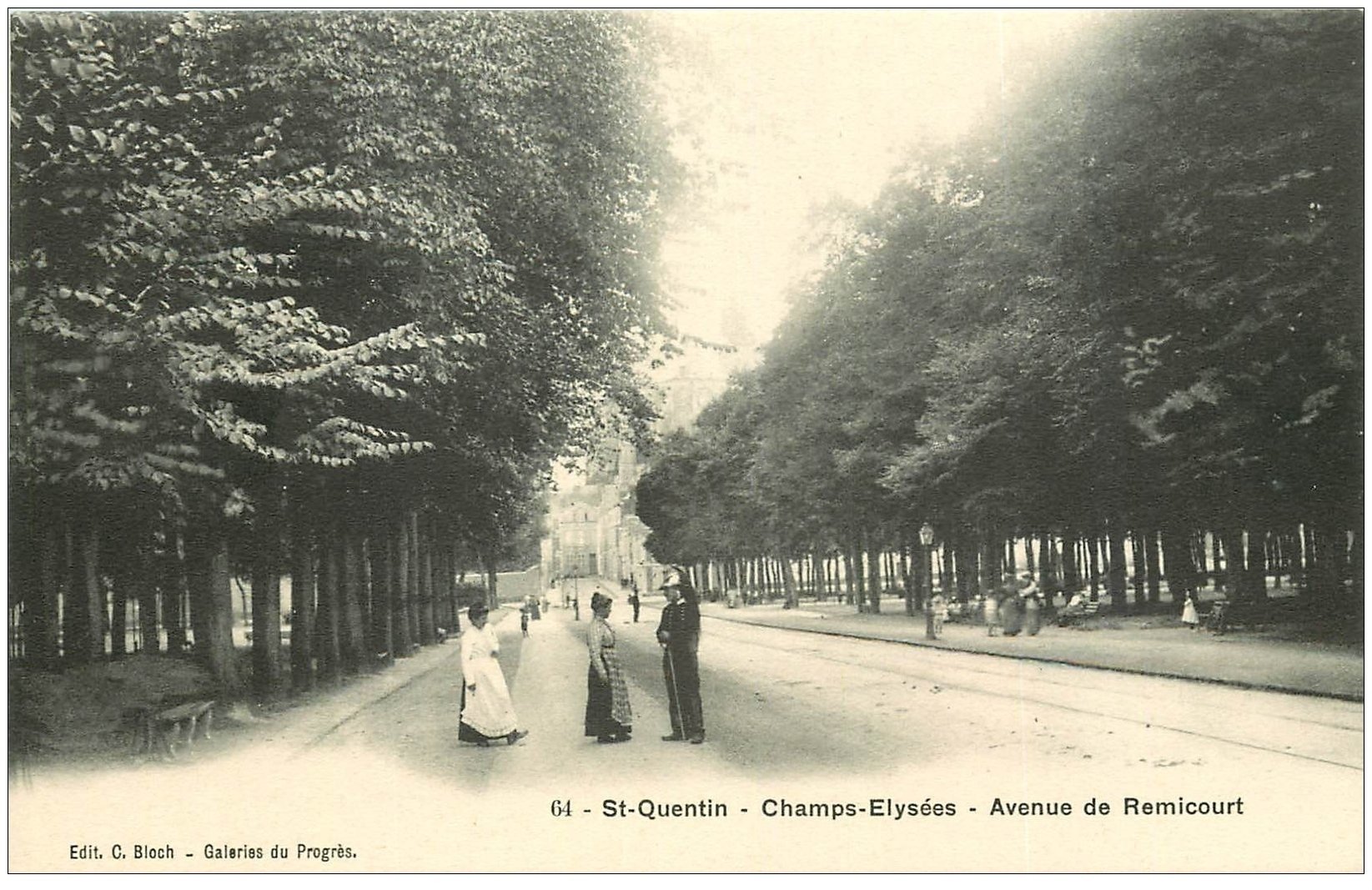carte postale ancienne 02 SAINT-QUENTIN. Garde Républicain Avenue de Remicourt Champs-Elysées