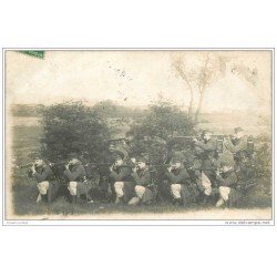 carte postale ancienne GUERRE 1914-18. Carte Photo Compagnie Infanterie à l'exercice du Tir vers Rouen. Militaires et Poilus.