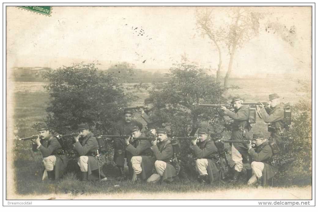 carte postale ancienne GUERRE 1914-18. Carte Photo Compagnie Infanterie à l'exercice du Tir vers Rouen. Militaires et Poilus.