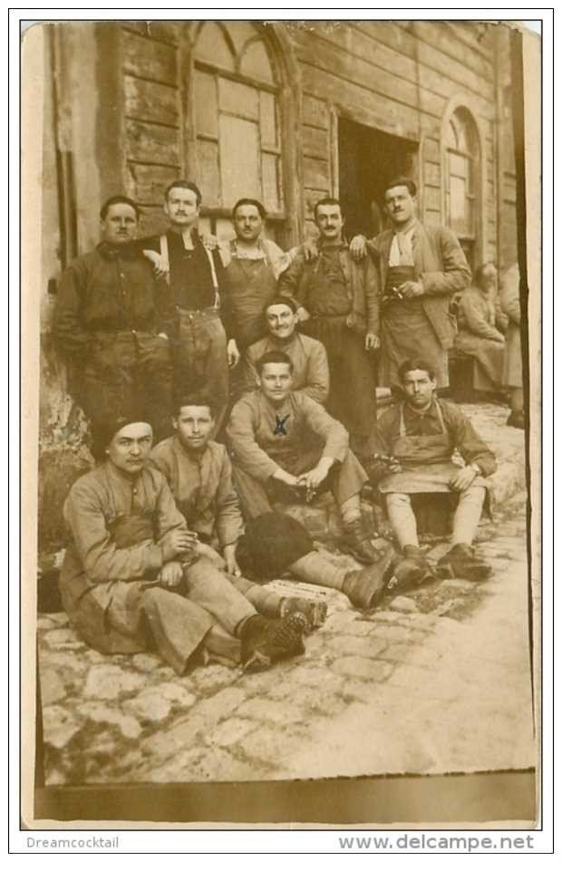 carte postale ancienne GUERRE 1914-18. Carte Photo Cordonniers et Forgerons. Militaires et Poilus.