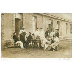 carte postale ancienne GUERRE 1914-18. Carte Photo Cuisiniers Cavistes et Jardiniers Bt K12. Militaires et Caserne
