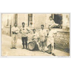 carte postale ancienne GUERRE 1914-18. Carte Photo Cuisiniers et Cavistes. Militaires et Poilus