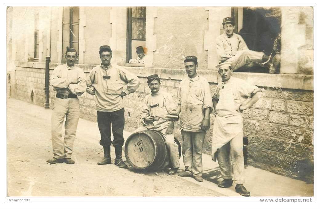 carte postale ancienne GUERRE 1914-18. Carte Photo Cuisiniers et Cavistes. Militaires et Poilus