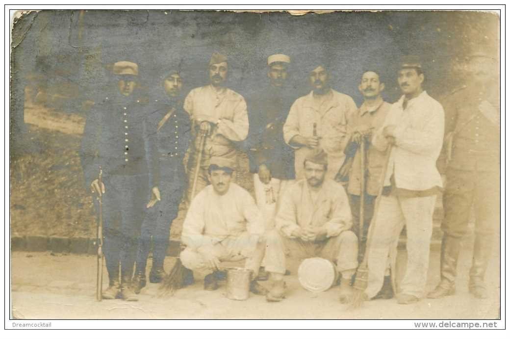 carte postale ancienne GUERRE 1914-18. Carte Photo Peintres et Maçons. Militaires et Poilus.