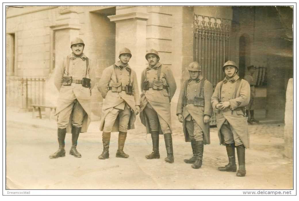 carte postale ancienne GUERRE 1914-18. Carte Photo Régiment Artillerie du 2° Grenadiers. Militaires et Poilus