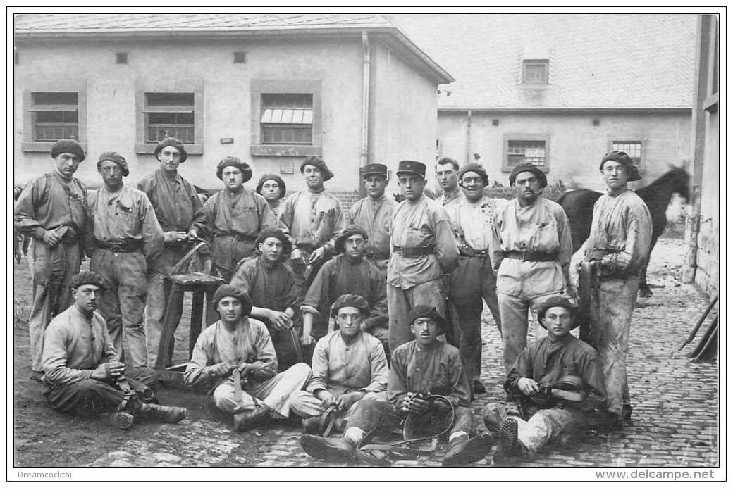 carte postale ancienne GUERRE 1914-18. Carte Photo Régiment Artillerie du 41° Selliers et Chevaux. Militaires et Poilus