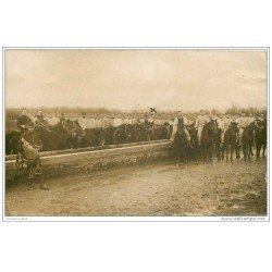 carte postale ancienne GUERRE 1914-18. Carte Photo Régiment Cavaliers à l'Abreuvoir. Militaires et Poilus.