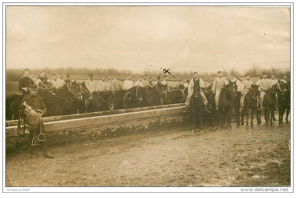 carte postale ancienne GUERRE 1914-18. Carte Photo Régiment Cavaliers à l'Abreuvoir. Militaires et Poilus.