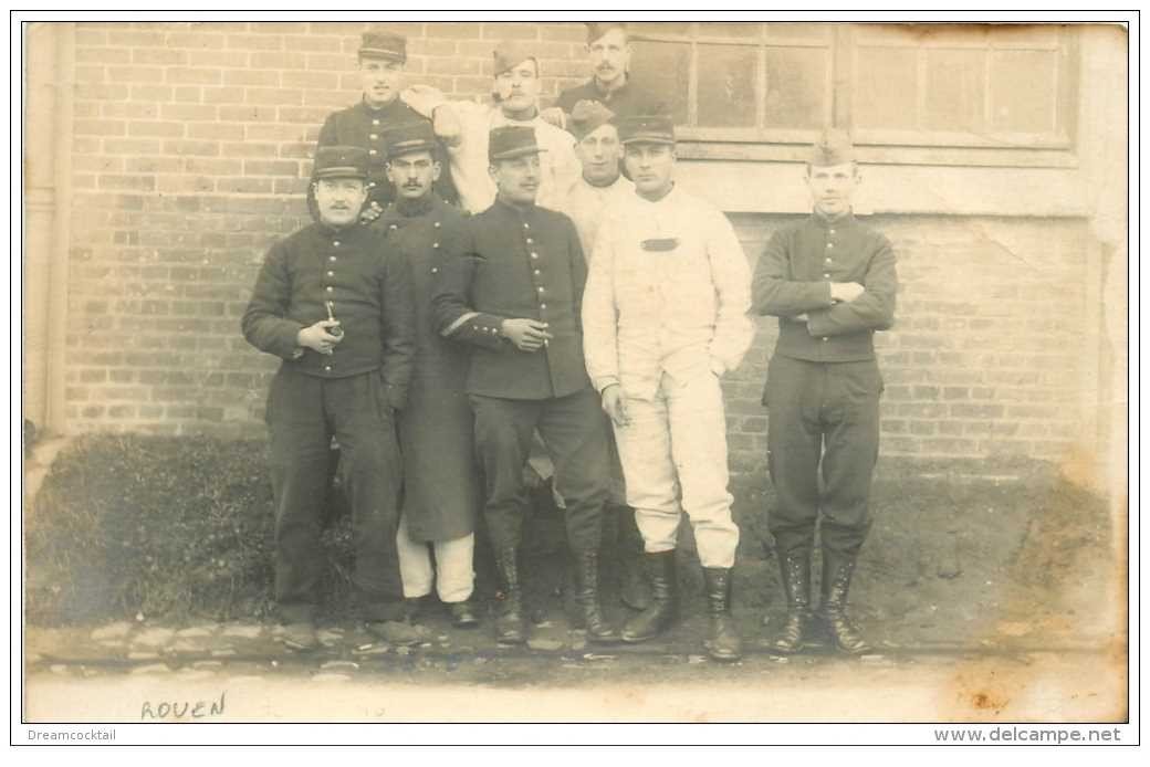 carte postale ancienne GUERRE 1914-18. Carte Photo Régiment d'Infanterie du 39° avec pipes à Rouen. Militaires et Caserne