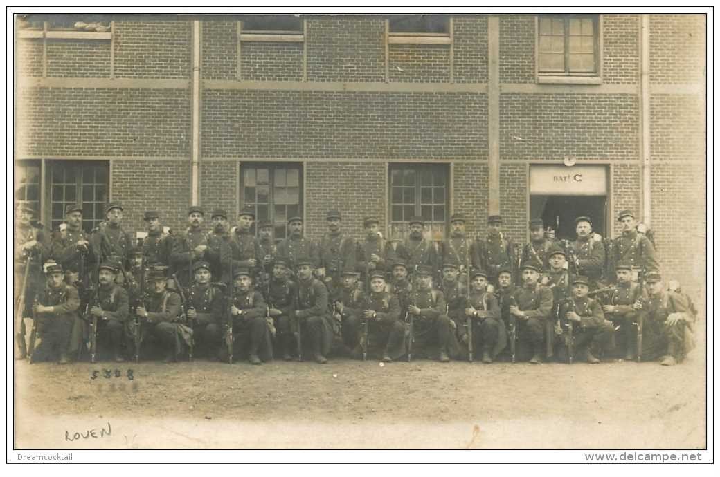 carte postale ancienne GUERRE 1914-18. Carte Photo Régiment Infanterie à la Caserne Rouen. Militaires et Poilus.