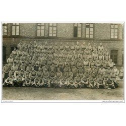 carte postale ancienne GUERRE 1914-18. Carte Photo Régiment Infanterie à la Caserne. Militaires et Poilus.