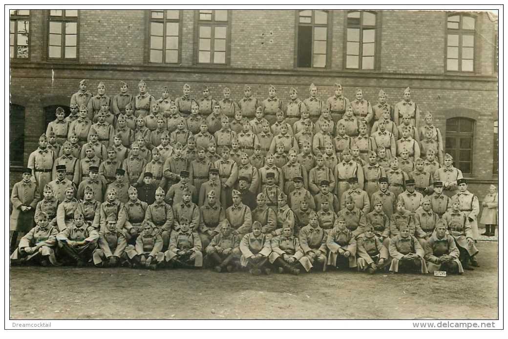 carte postale ancienne GUERRE 1914-18. Carte Photo Régiment Infanterie à la Caserne. Militaires et Poilus.