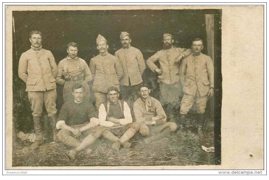 carte postale ancienne GUERRE 1914-18. Carte Photo Régiment Infanterie du 118° aux écuries. Militaires et Poilus.