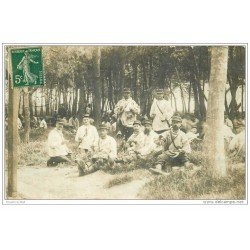carte postale ancienne GUERRE 1914-18. Carte Photo Régiment Infanterie la Halte casse croute. Militaires et Poilus.