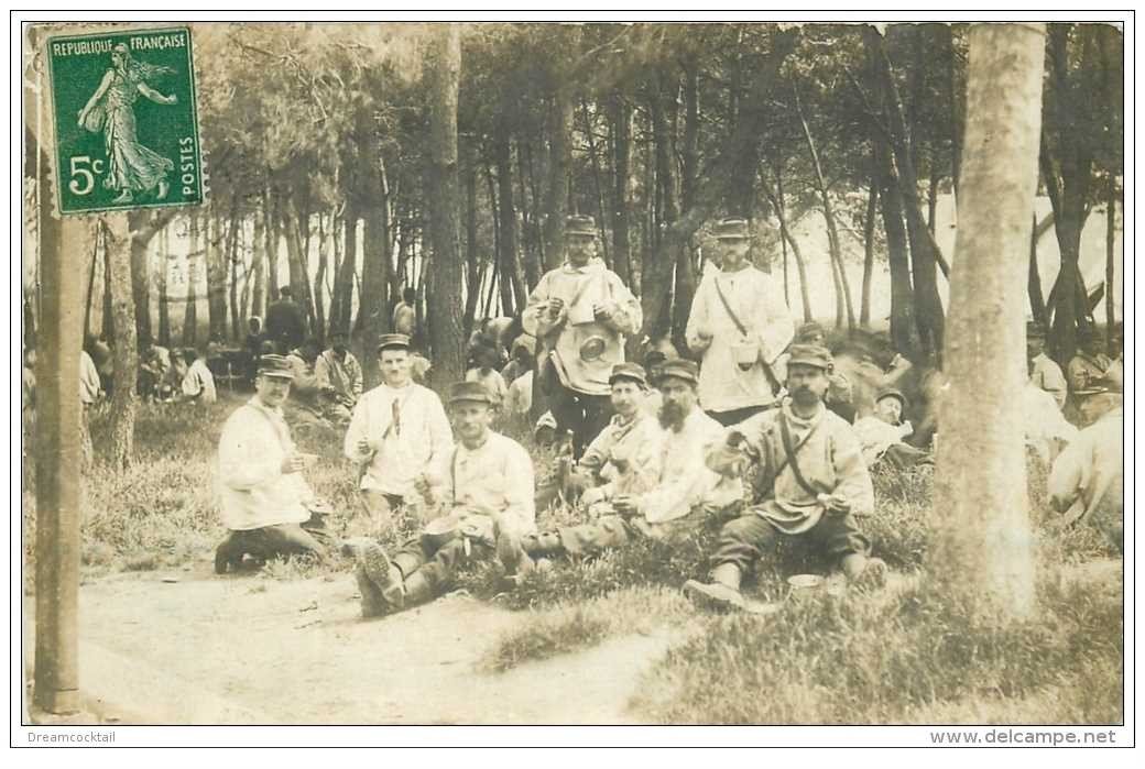 carte postale ancienne GUERRE 1914-18. Carte Photo Régiment Infanterie la Halte casse croute. Militaires et Poilus.