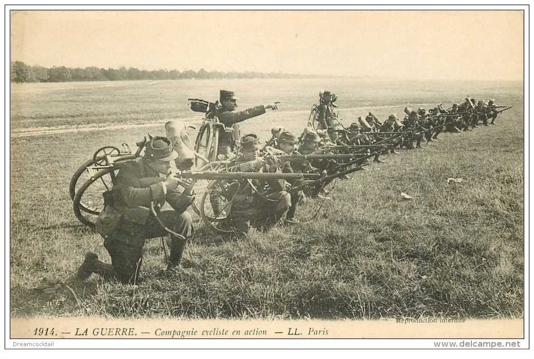 carte postale ancienne GUERRE 1914-18. Compagnie Cycliste en action