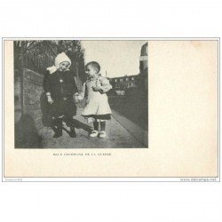 carte postale ancienne GUERRE 1914-18. Deux Orphelins de la Guerre