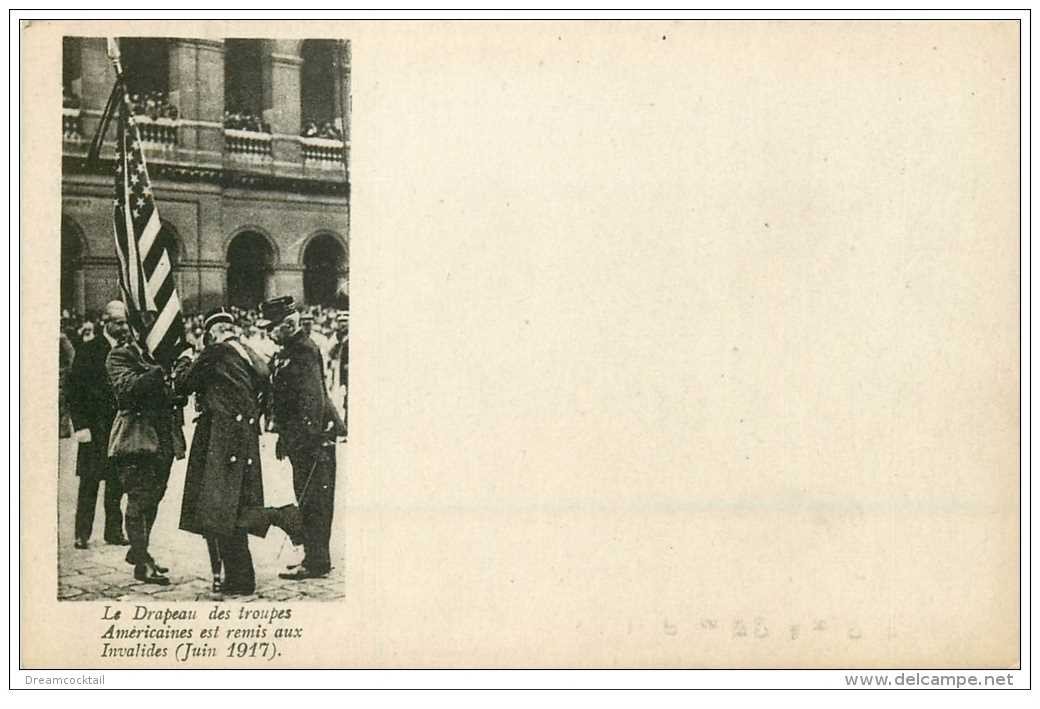 carte postale ancienne GUERRE 1914-18. Drapeau Troupes Américaines remis aux Invalides 1917