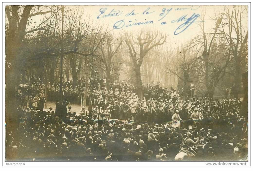 carte postale ancienne GUERRE 1914-18. Entrée de la 39° Division. Cavaliers et Poilus