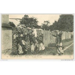 carte postale ancienne GUERRE 1914-18. Escalade d'un mur par les Zouaves