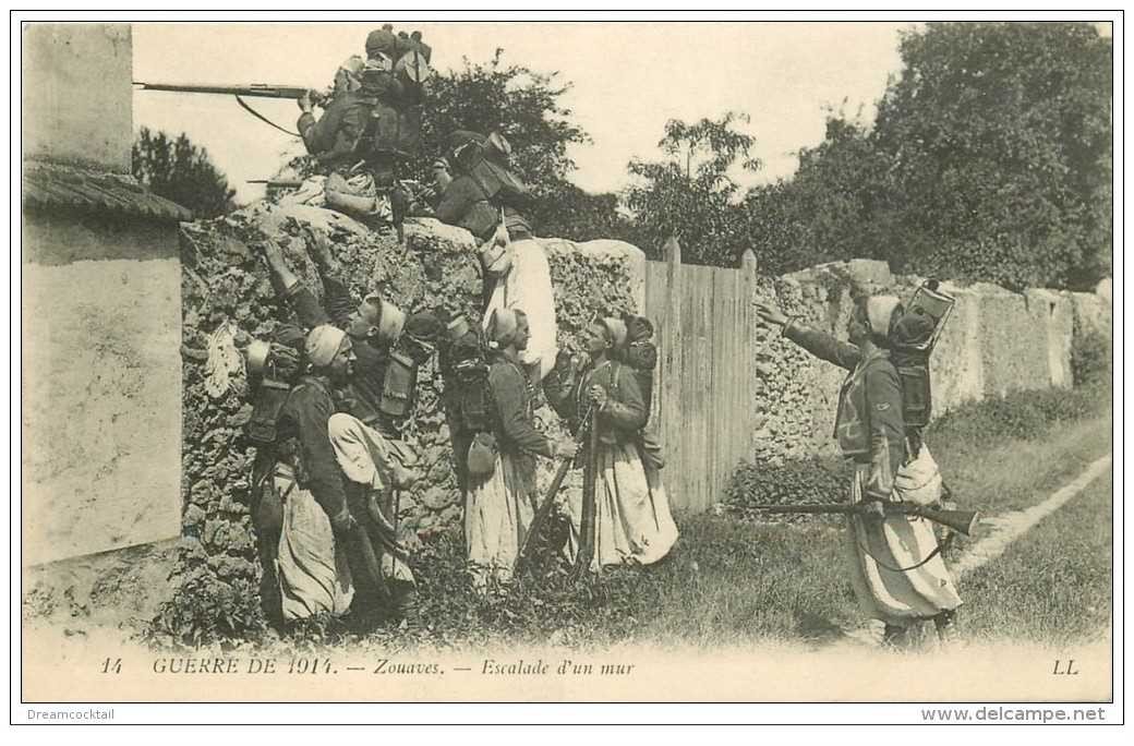 carte postale ancienne GUERRE 1914-18. Escalade d'un mur par les Zouaves