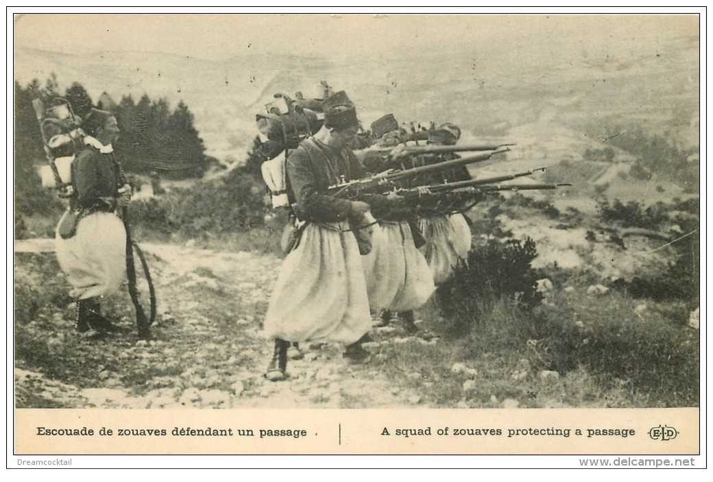 carte postale ancienne GUERRE 1914-18. Escouade de Zouaves défendant un passage