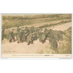 carte postale ancienne GUERRE 1914-18. Fantassins derrière une barricade sur une Route du Nord 1914