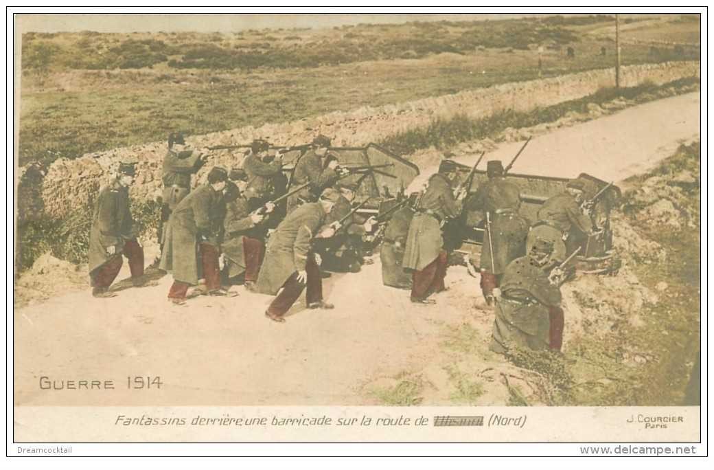 carte postale ancienne GUERRE 1914-18. Fantassins derrière une barricade sur une Route du Nord 1914