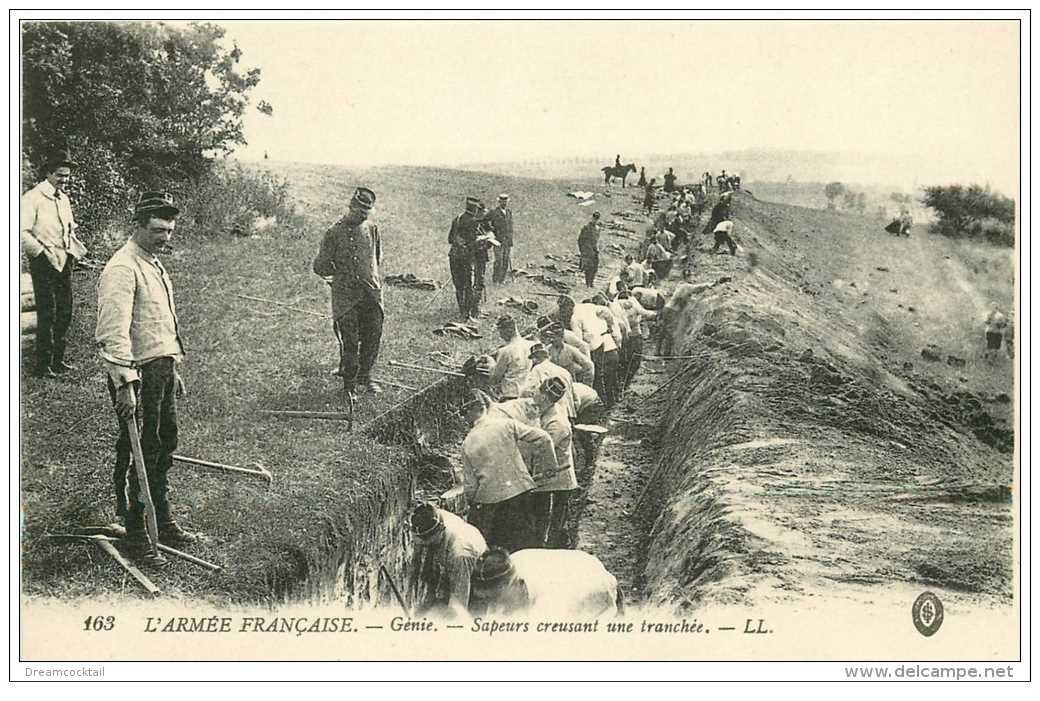 carte postale ancienne GUERRE 1914-18. Génie. Sapeurs creusant une tranchée