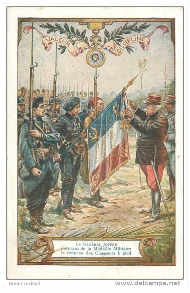 carte postale ancienne GUERRE 1914-18. Joffre décorant Drapeau des Chasseurs à pied