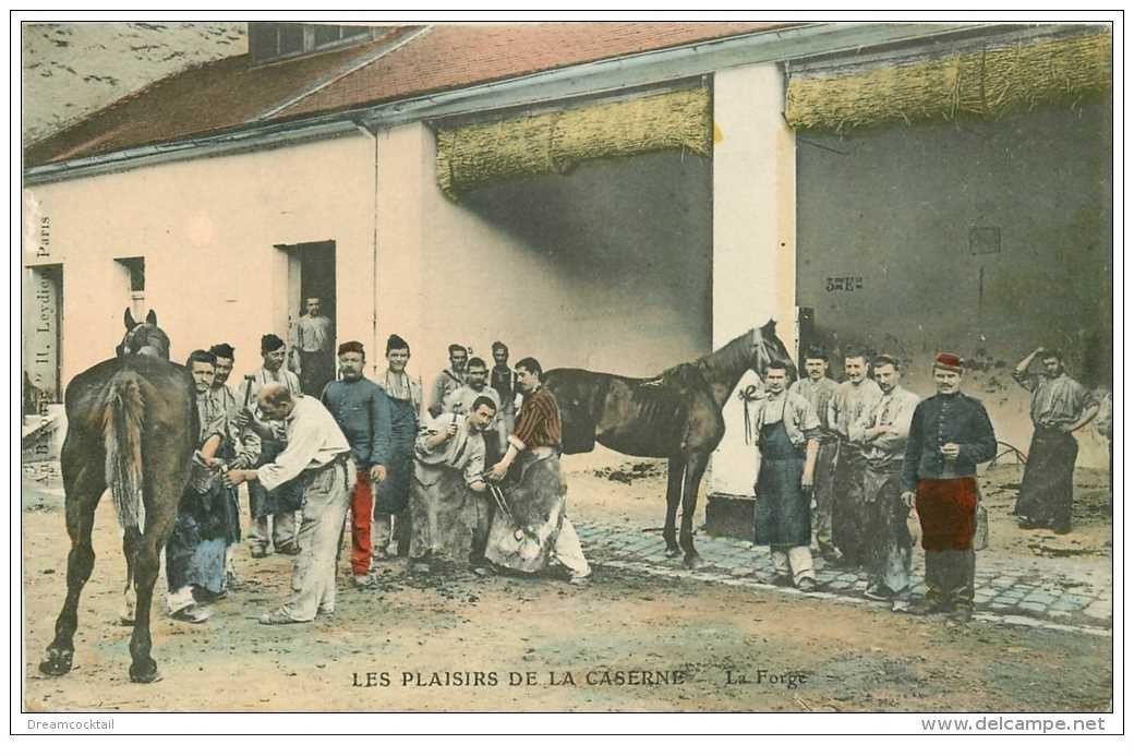carte postale ancienne GUERRE 1914-18. La Forge. Plaisirs de la Caserne. Forgerons et Chevaux