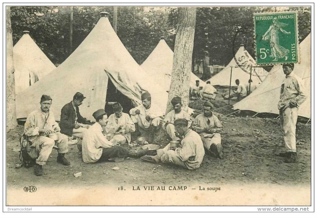 carte postale ancienne GUERRE 1914-18. La Soupe dans la Vie au Camp 1914